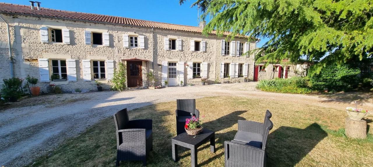 Escale Au Clos Saint Martin De Juillers Gites Et Chambres D'Hotes Exteriör bild
