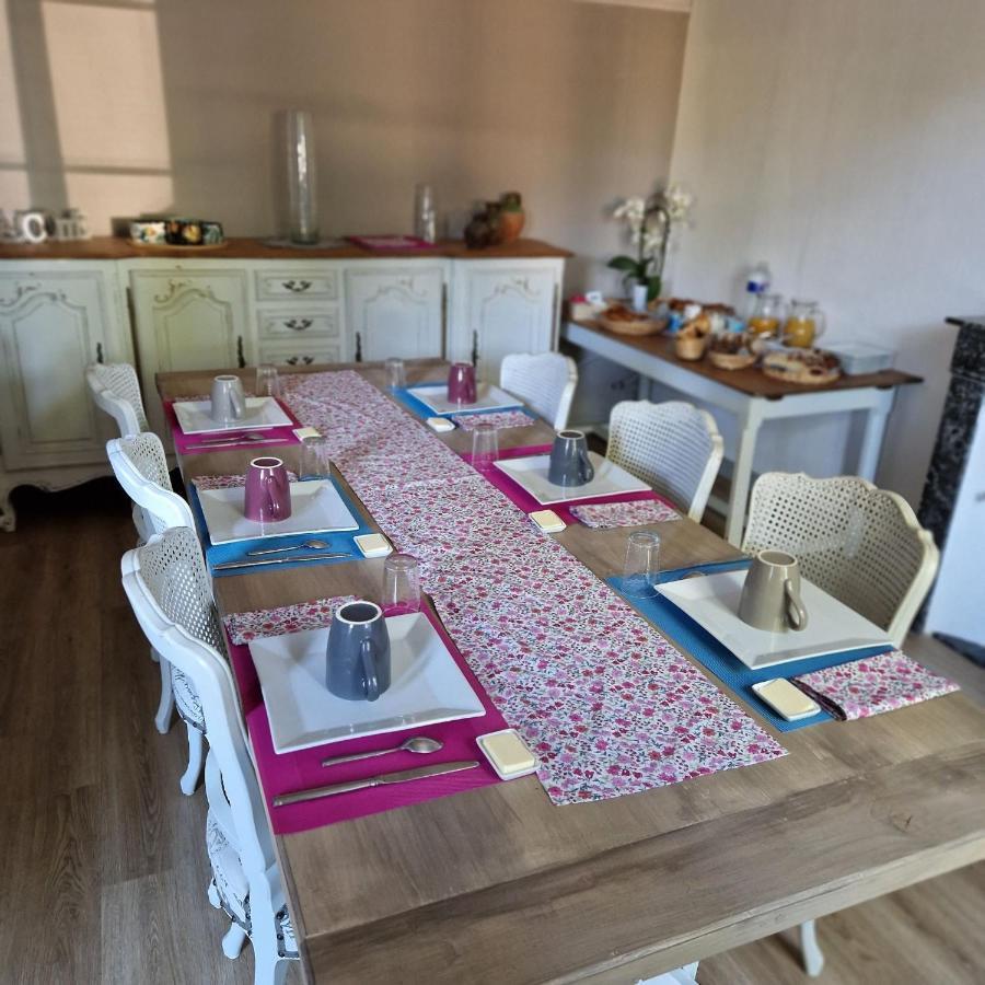 Escale Au Clos Saint Martin De Juillers Gites Et Chambres D'Hotes Exteriör bild