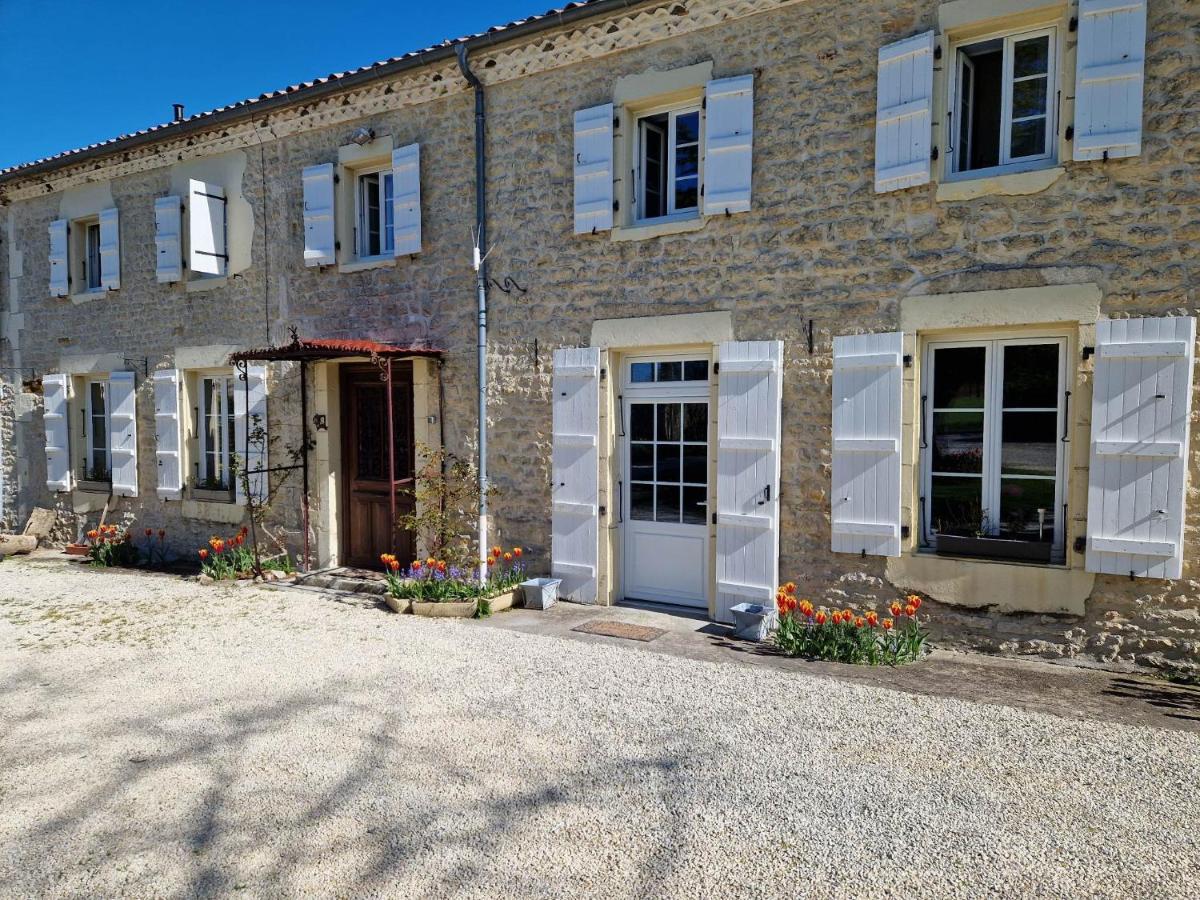 Escale Au Clos Saint Martin De Juillers Gites Et Chambres D'Hotes Exteriör bild