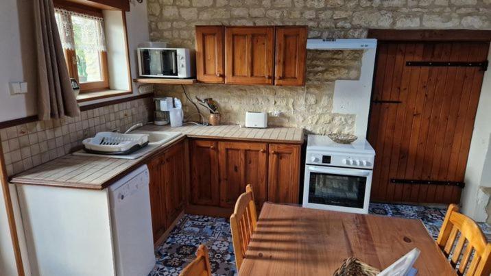 Escale Au Clos Saint Martin De Juillers Gites Et Chambres D'Hotes Exteriör bild